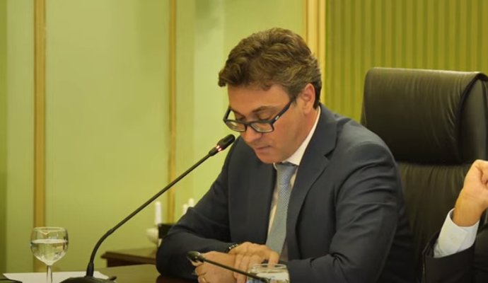 El conseller de Economía, Hacienda e Innovación, Antoni Costa, en la Comisión de Hacienda y Presupuestos