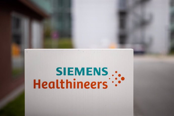 Archivo - FILED - 30 April 2021, Bavaria, Erlangen: The logo and lettering of the medical technology group Siemens Healthineers stand on a stele in front of the company's headquarters.