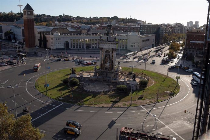 La fuente de la Plaza de España de Barcelona vacía por las restricciones por la sequía en una imagen de archivo del 21 de noviembre de 2023.