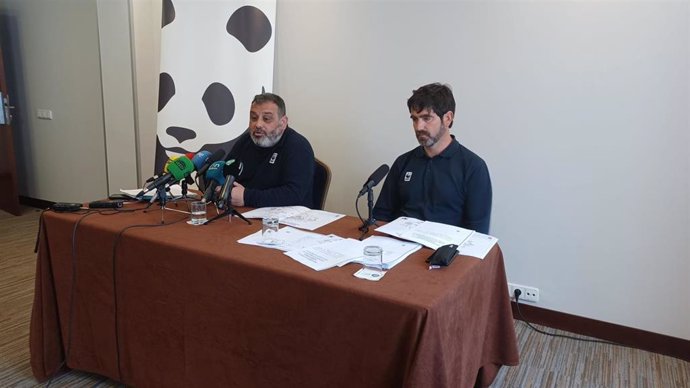 Archivo - El coordinador de la Oficina para Doñana de WWF, Juan José Carmona, y el coordinador de Proyectos de Agua y Agricultura de la plataforma, Felipe Fuentelsaz, en rueda de prensa en Huelva.