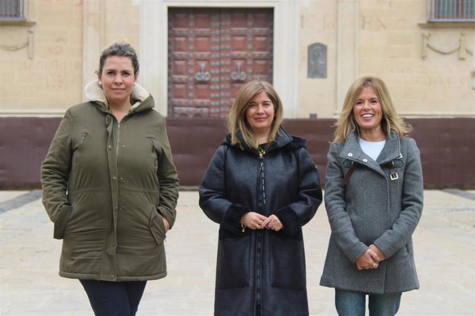 La alcaldesa de Úbeda, en el centro, ha sido la encargada de anunciar la reanudación de las obras