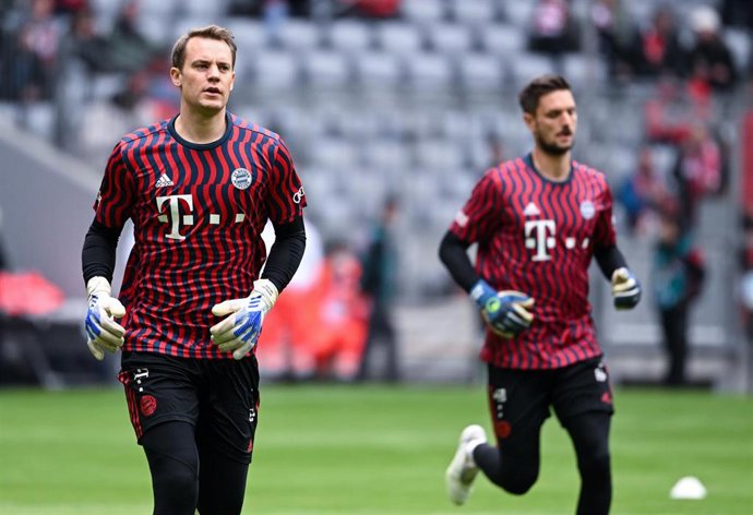 Archivo - Manuel Neuer y Sven Ulreich, durante un calentamiento con el Bayern.