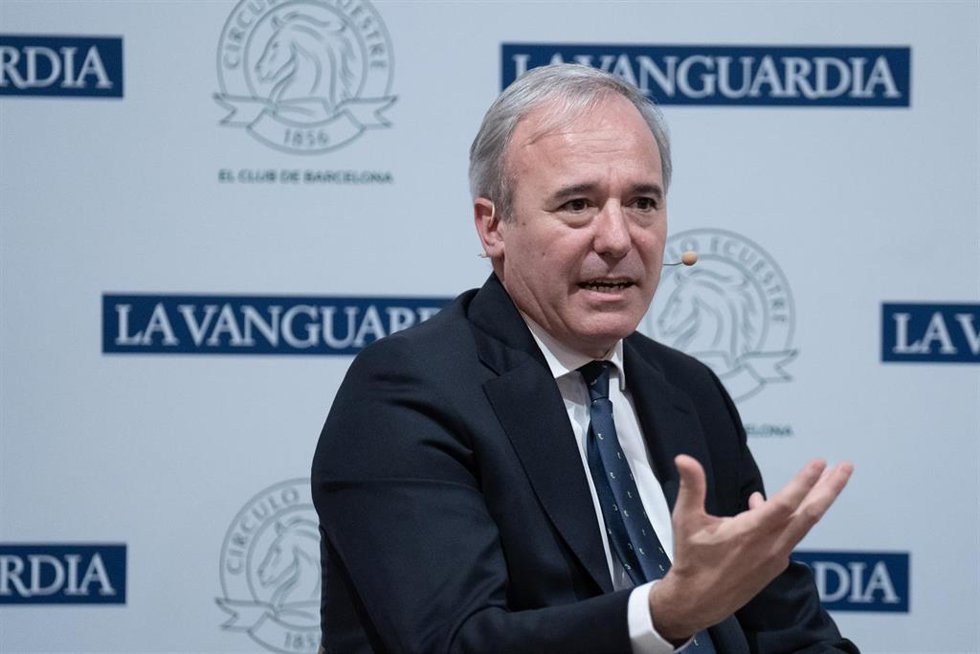 El presidente del Gobierno de Aragón, Jorge Azcón, interviene durante una conferencia-coloquio en el Círculo Ecuestre de Barcelona, a 28 de noviembre de 2023, en Barcelona, Catalunya (España). El acto en el que participa Jorge Azcón está enmarcado en el