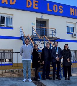 Quirónsalud Huelva dona equipos informáticos al colegio Ciudad de los Niños.