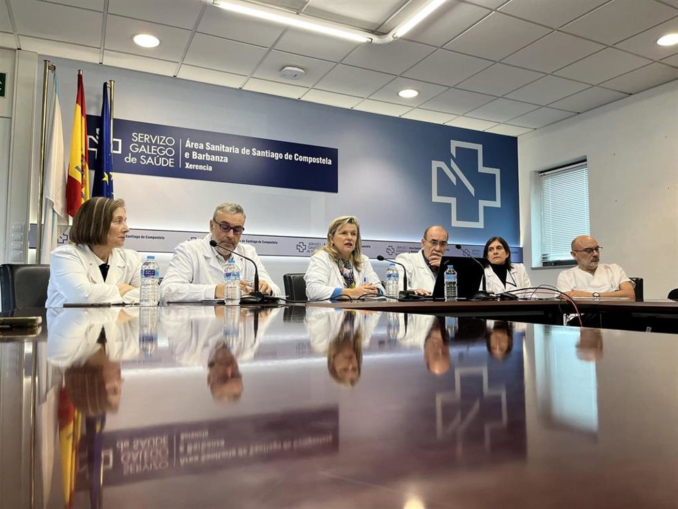 La gerente del área compostelana, Eloína Nuñez; el director asistencial, Alfonso Varela; la directora de enfermería, Victoria Carral; el director de Barbanza, Jorge Parada y los jefes de Oftalmología, M José Blanco; y Traumatología, José Ramón Caeiro