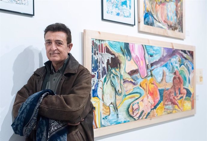 Archivo - Manolo García posa junto a las obras de su exposición..