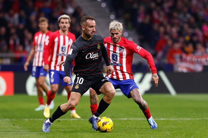 Sergi Darder of RCD Mallorca and Rodrigo de Paul of Atletico de Madrid in action during the Spanish League, LaLiga EA Sports, football match played between Atletico de Madrid and RCD Mallorca at Civitas Metropolitano stadium on November 25, 2023, in Mad