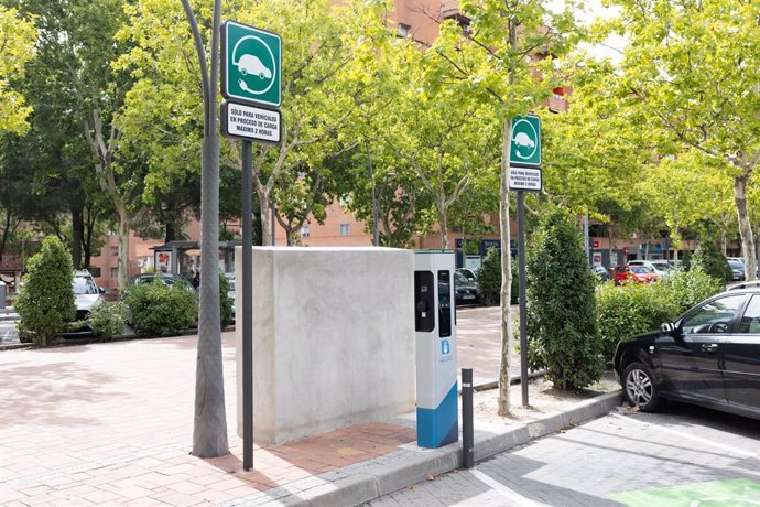 Archivo - Puntos de recarga vehículos eléctricos en las calles de Tres Cantos