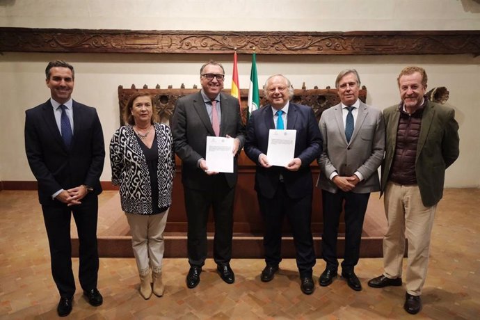 La Junta y el ICTE firman un convenio para promocionar las marcas Q y S en el sector turístico andaluz.