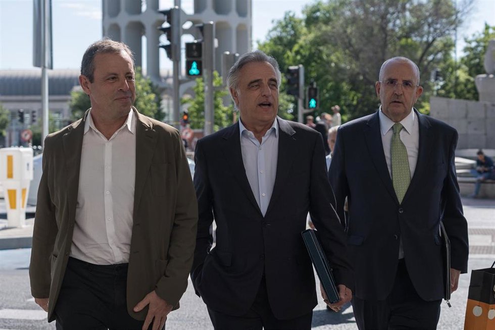 Archivo - El expresidente del FC Barcelona Sandro Rosell (i) y su abogado, Pau Molins (c), a su llegada a los Juzgados de Plaza de Castilla.