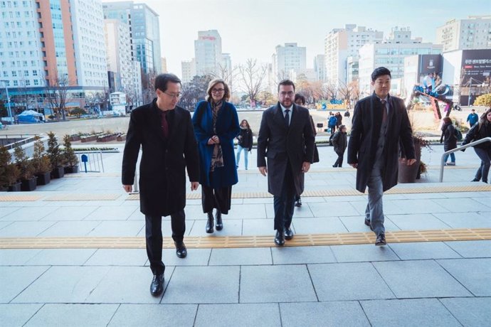 El presidente de la Generalitat, Pere Aragonès, y la consellera de Acción Exterior, Meritxell Serret, en su viaje institucional a Corea del Sur
