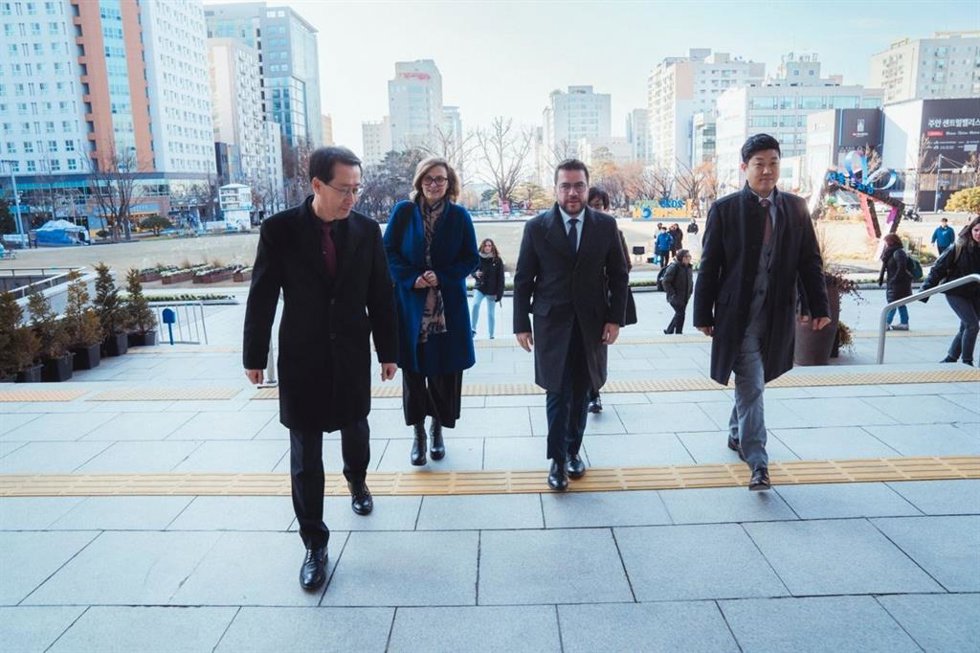 El presidente de la Generalitat, Pere Aragons, y la consellera de Acción Exterior, Meritxell Serret, en su viaje institucional a Corea del Sur