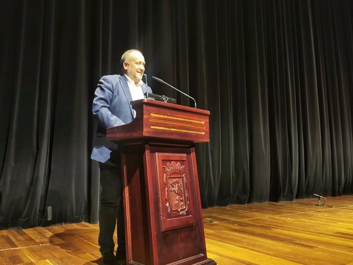 El presidente de la Diputación de León, Gerardo Álvarez, durante su intervención en la gala de esta tarde.