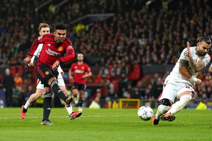 Archivo - 03 October 2023, United Kingdom, Manchester: Manchester United's Casemiro (L) has his shot blocked by Galatasaray's Abdulkerim Bardakci during the UEFA Champions League Group A soccer match between Manchester United and Galatasaray at Old Traffo