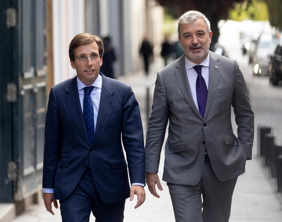 Archivo - El alcalde de Madrid, José Luis Martínez-Almeida (i) y el alcalde de Barcelona, Jaume Collboni (d), llegan a la segunda jornada de la segunda edición de Metafuturo, en el Ateneo de Madrid, a 17 de octubre de 2023, en Madrid (España). Metafu
