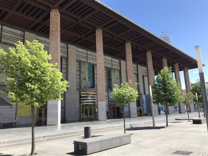 Archivo - Fachada del Auditorio de Zaragoza con árboles delante