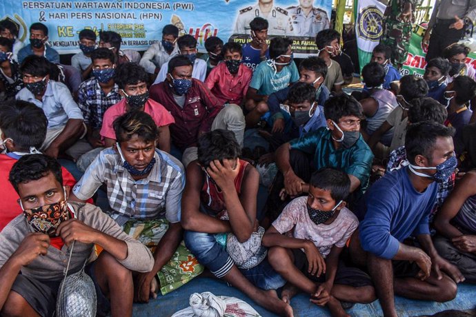 Archivo - September 7, 2020, Lhokseumawe, Indonesia: Rohingya ethnic refugees wearing facemasks are seen resting in a hut before evacuating to a temporary shelter after their boat was stranded on Ujong Blang beach. .Nearly 300 ethnic Rohingya Muslims were