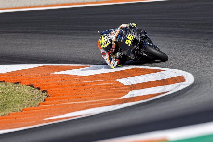 Joan Mir durante el test de postemporada de MotoGP en el Circuit Ricardo Tormo