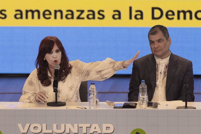 Archivo - La vicepresidenta de Argentina, Cristina Fernández, junto al expresidente ecuatoriano Rafael Correa