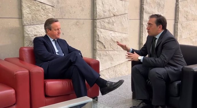 El ministro de Asuntos Exteriores, Unión Europea y Cooperación, José Manuel Albares, se reúne con su nuevo homólogo británico, David Cameron,