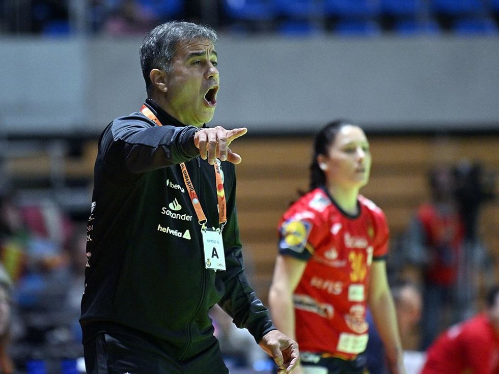 Ambros Martín da instrucciones en un partido de la selección femenina de balonmano