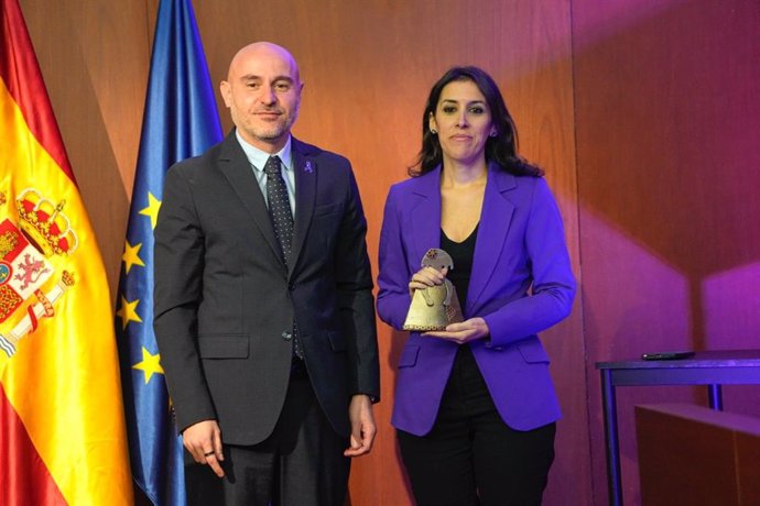 El delegado del Gobierno en Catalunya, Carlos Prieto, y la doctora y profesora en periodismo, Ana Bernal Triviño, una de las personas reconocidas con el premio 'Meninas'