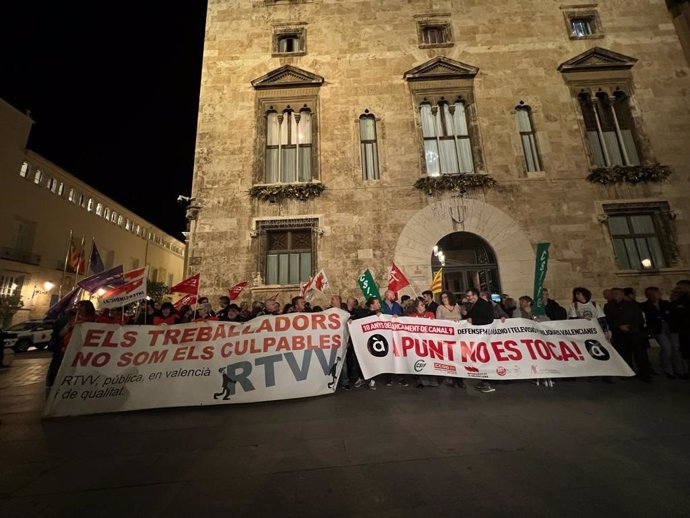 Manifestación por una televisión de calidad en el Palau de la Generalitat