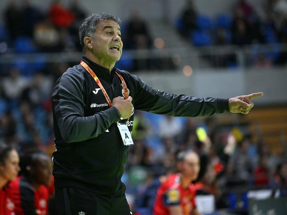 Ambros Martín durante un partido con la selección femenina de balonmano