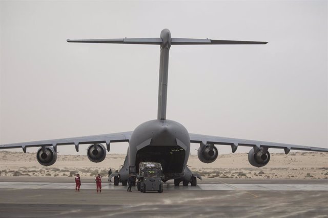 Un avión procedente de Qatar con ayuda humanitaria en El Arish, en Egipto