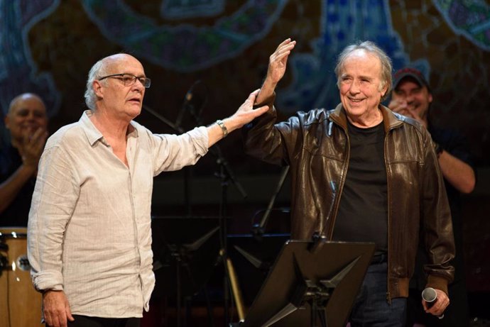 El cantautor Joan Isaac junto a Joan Manuel Serrat