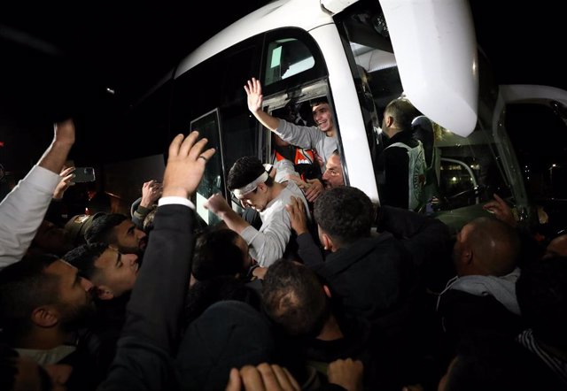 Llegada a Ramala de un autobús con presos palestinos trasladados por el Comité Internacional de la Cruz Roja (CICR)