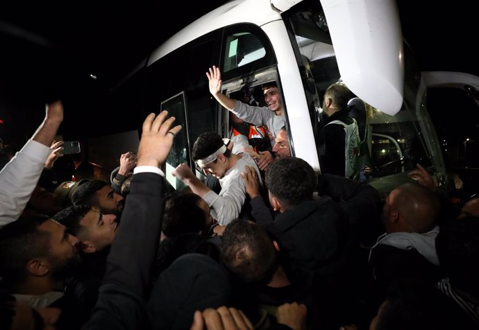 RAMALLAH, Nov. 28, 2023  -- A bus transferring released Palestinian prisoners arrives in the West Bank city of Ramallah Nov. 28, 2023. Thirty-three Palestinians released by Israel arrived early Tuesday in Ramallah.,Image: 824889111, License: Rights-manage