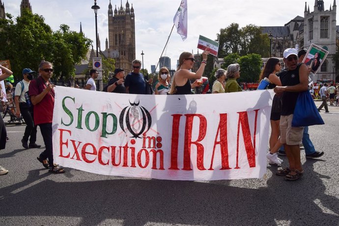 Archivo - September 16, 2023, London, United Kingdom: Protesters hold a banner reading 'Stop execution in Iran' during the march in Parliament Square British Iranians held several protests around London against the Iran regime to mark the anniversary of