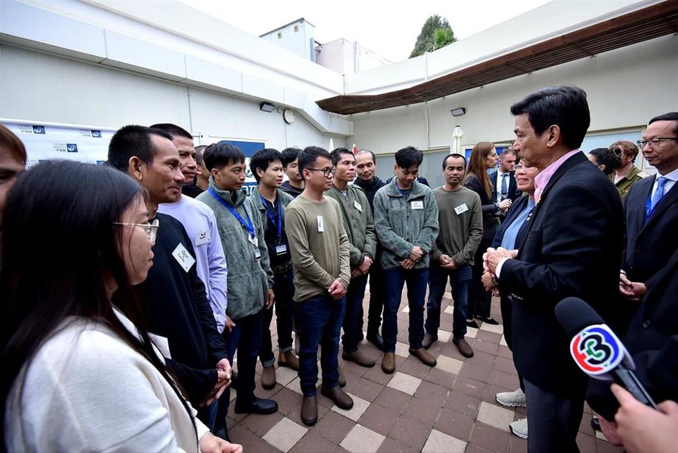 El ministro de Exteriores de Tailandia, Parnpree Bahiddha Nukara, visita a los rehenes liberados por Hamás
