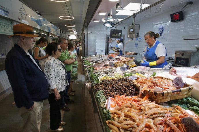 Archivo - Arxivo - Diverses persones comprant aliments en un mercat