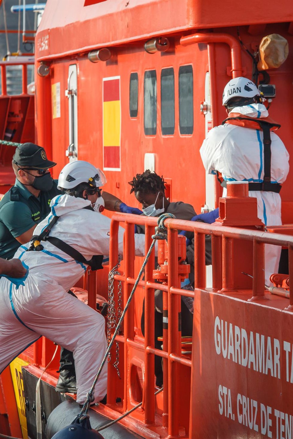 Archivo - Trabajadores ayudan a una mujer a salir de la embarcación 'Guardamar Talía a su llegada al muelle de Arguineguín con varias decenas de migrantes, a 28 de agosto de 2021, en Arguineguín, Mogán, Gran Canaria, (España). El muelle de Arguineguín 