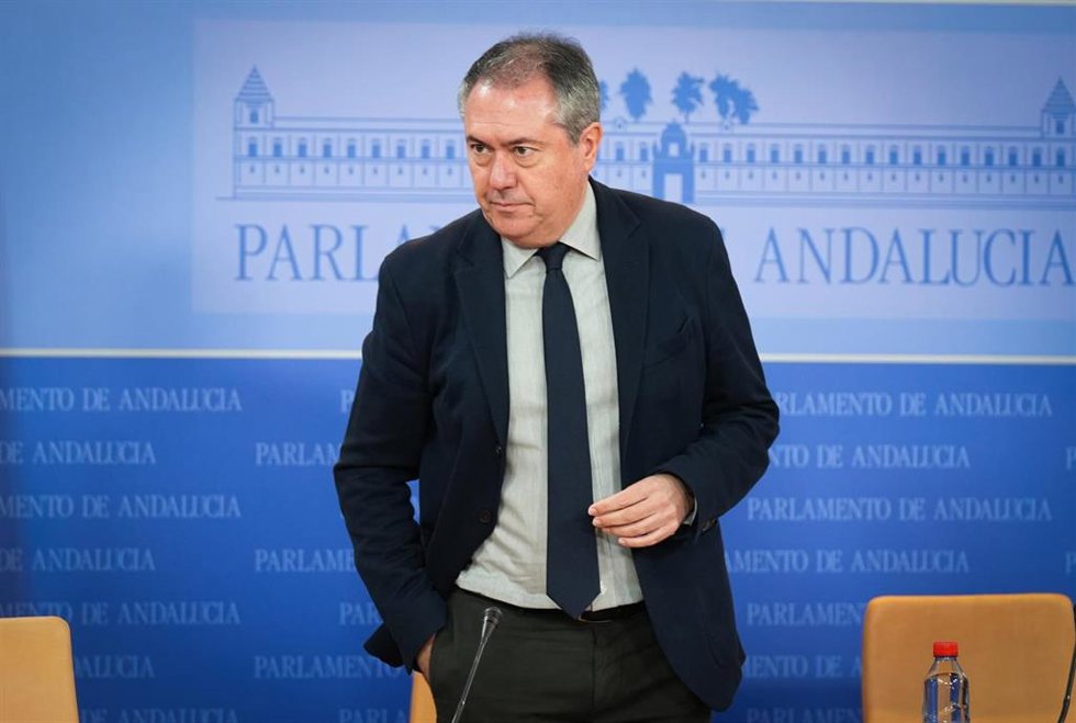 El diputado del grupo parlamentario socialista, y secretario general del PSOE-A, Juan Espadas, durante la ronda de ruedas de prensa de portavoces de los grupos parlamentarios en el Parlamento de Andalucía, a 28 de noviembre de 2023 en Sevilla (Andalucía