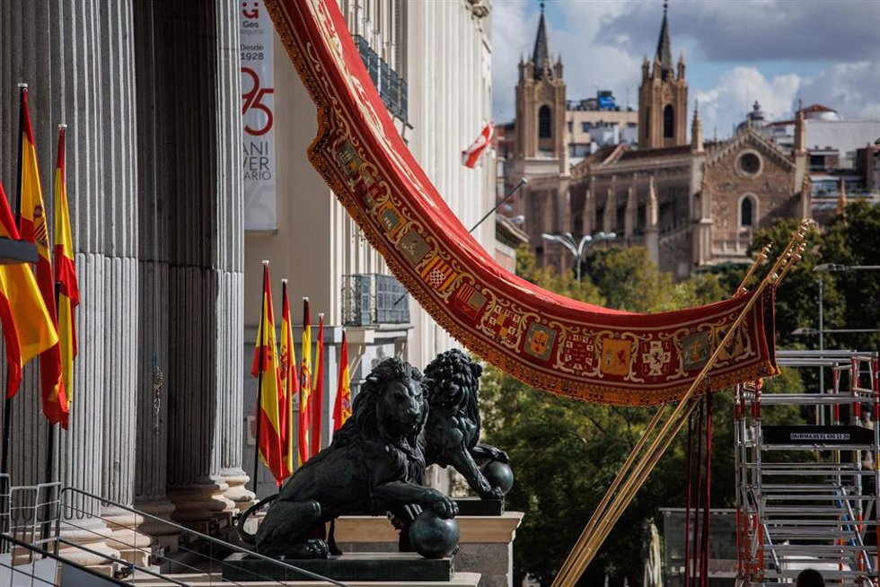 Colocación del baldaquino, el dosel de gala que se utiliza cuando los Reyes visitan el Congreso de los Diputados.