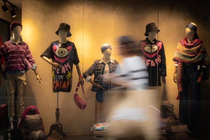 Archivo - Varios maniquíes en una tienda de ropa.