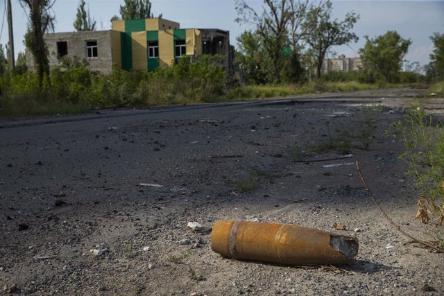 Archivo - Una munición sin estallar en la ciudad de Avdiivka, situada en la provincia de Donetsk, en el este de Ucrania