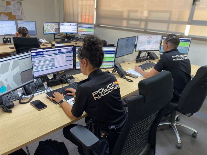 Archivo - Imagen de agentes de la Policía Nacional en Alicante.