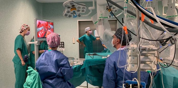 Un momento de la primera intervención de cirugía robótica ginecológica.
