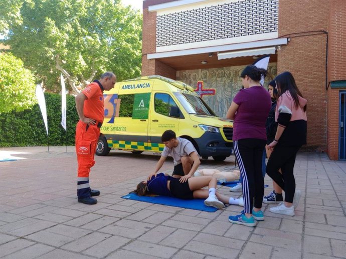 Profesionales sanitarios enseñan a jóvenes cómo realizar técnicas de reanimación cardiopulmonar (RCP) y cómo actuar ante situaciones de emergencias en las que existe riesgo para la vida de las personas.