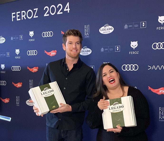 Imagen de los presentadores Laura Galán y Miguel Bernardeau en la presentación de las candidaturas de los Premios Feroz 2024.