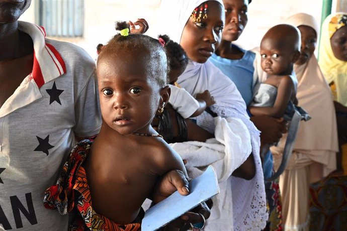 Archivo - Niños son medidos y pesados en un centro de salud en Fada, en el este de Burkina Faso
