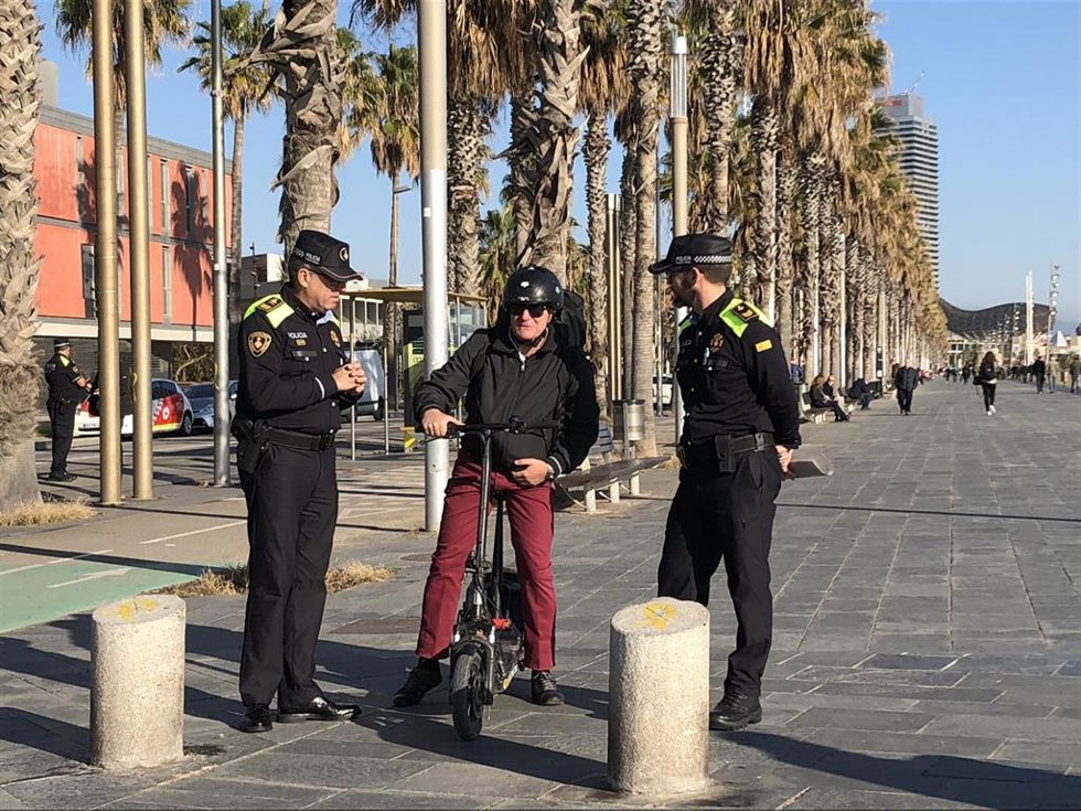 Archivo - La Guardia Urbana intercepta al conductor de un patinete eléctrico