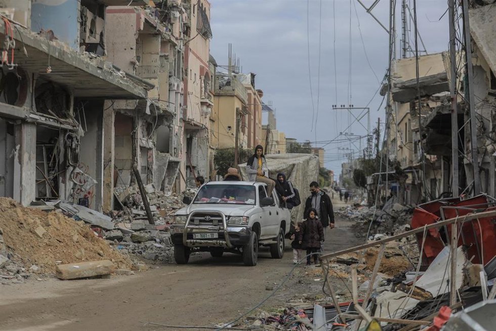 Varios palestinos se desplazan en la localidad de Jan Yunis, en el sur de la Franja de Gaza.