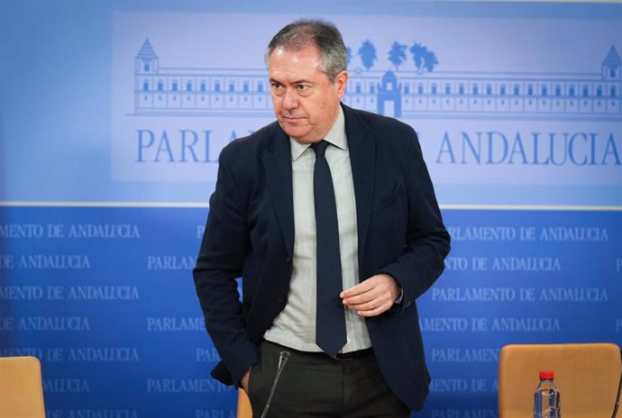 El presidente del grupo parlamentario socialista, y secretario general del PSOE-A, Juan Espadas, en el Parlamento andaluz. (Foto de archivo).