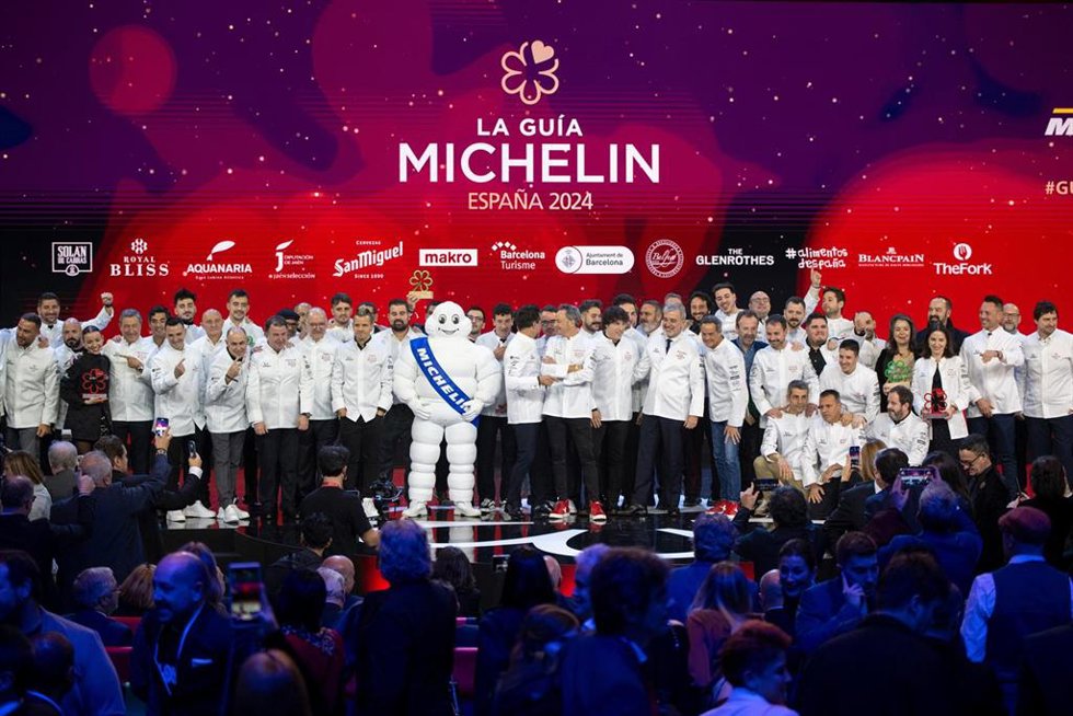 Todos los cocineros chefs de restaurantes premiados con estrella en la Guía Michelin 2024 en la Gala Michelin celebrada en el CCIB de Fira de Barcelona en Barcelona (Catalunya, España) el 28 de noviembre de 2023
