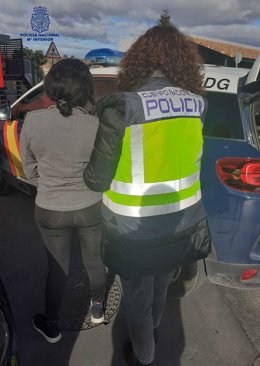 Detenida por la Policía por presuntamente falsificar documentación para trabajar careciendo de permiso en Cuenca